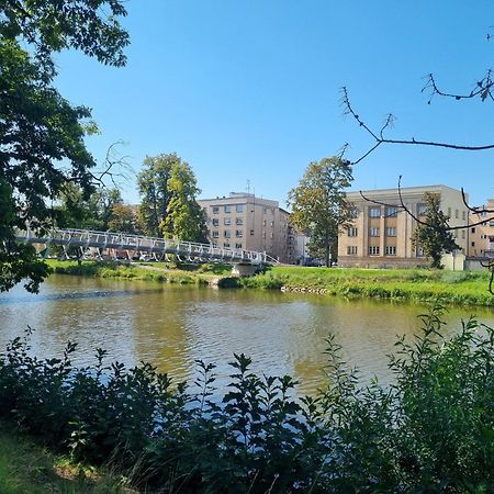 Prostorny Byt V Centru U Reky, 2 Loznice, Balkon Hradec Králové Exterior foto