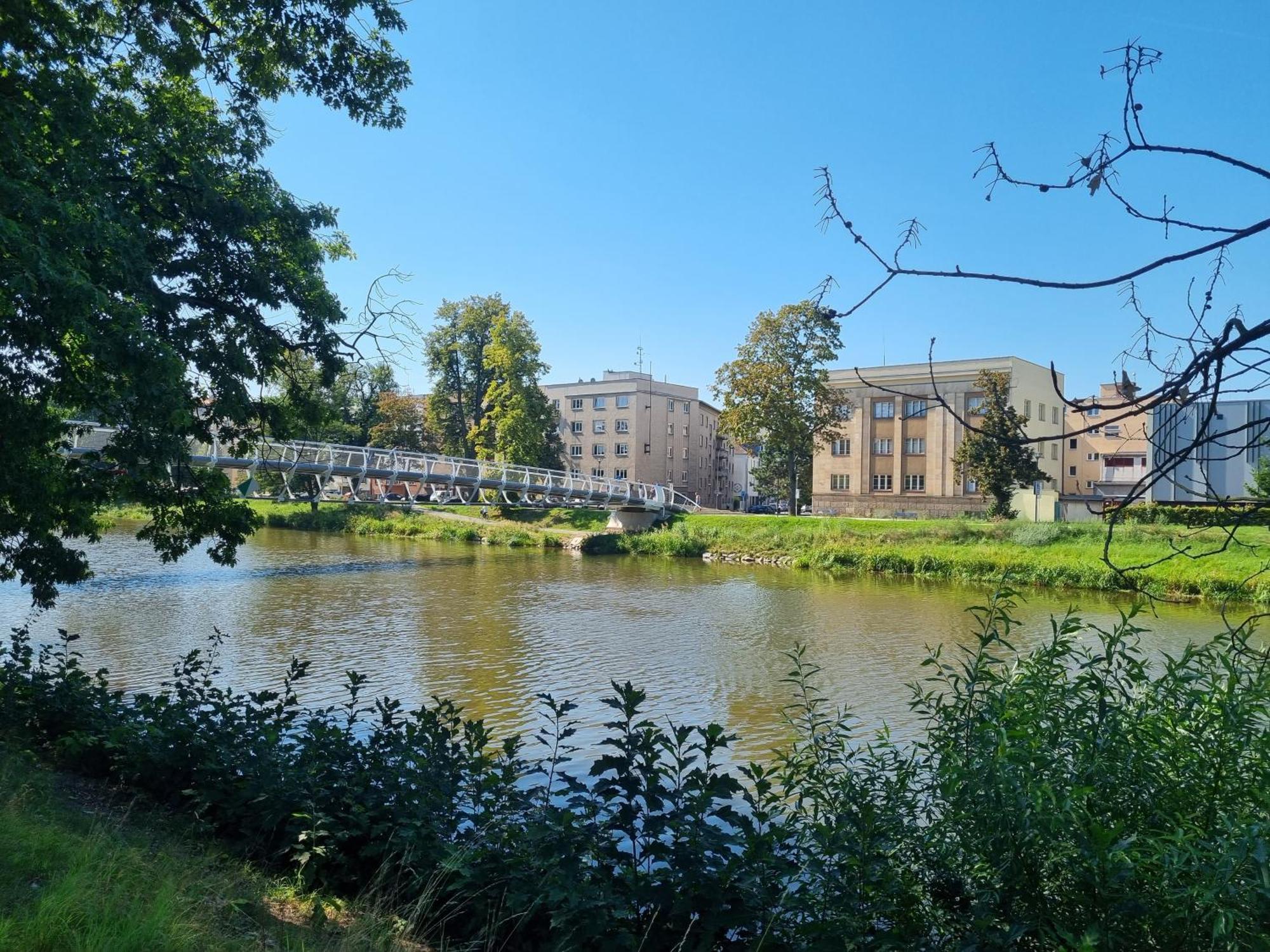 Prostorny Byt V Centru U Reky, 2 Loznice, Balkon Hradec Králové Exterior foto