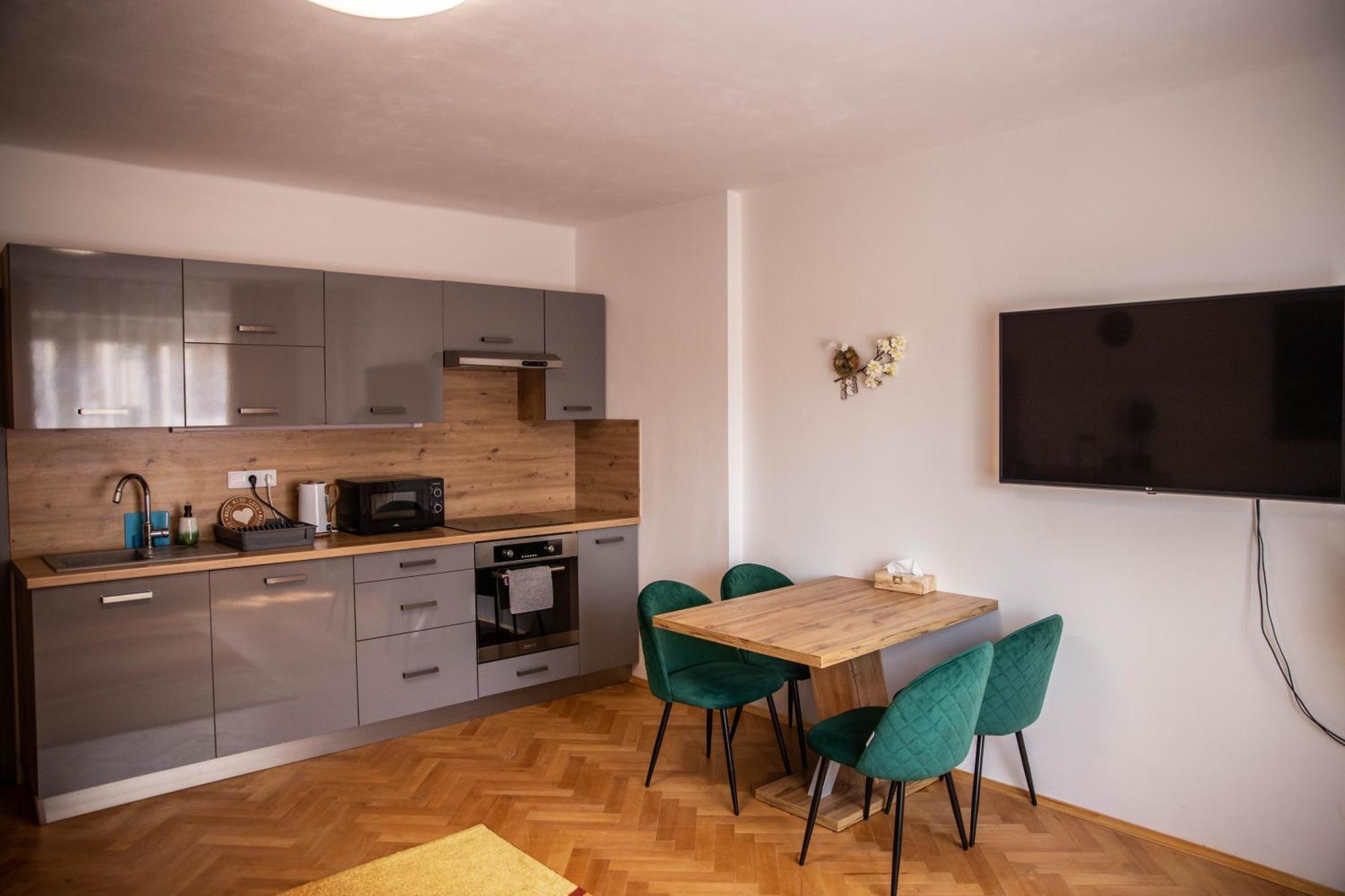Prostorny Byt V Centru U Reky, 2 Loznice, Balkon Hradec Králové Exterior foto