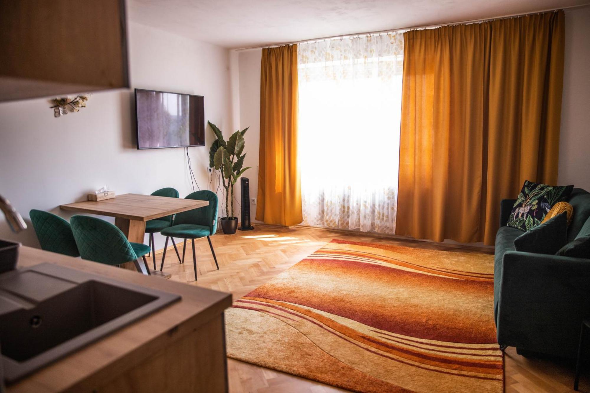 Prostorny Byt V Centru U Reky, 2 Loznice, Balkon Hradec Králové Exterior foto
