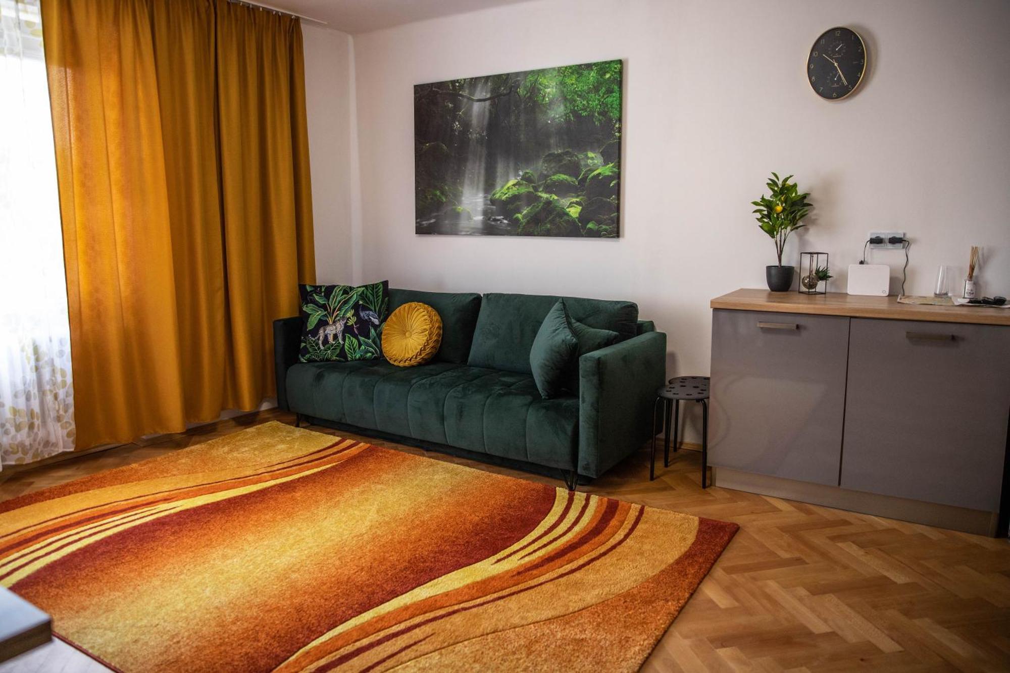 Prostorny Byt V Centru U Reky, 2 Loznice, Balkon Hradec Králové Exterior foto